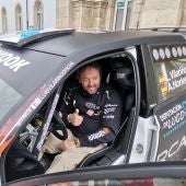 Luis Vilariño posa con el Skoda Fabia R5