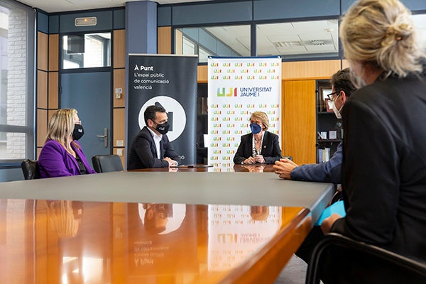 La Fundación Isonomía de la UJI y À Punt Mèdia desarrollarán iniciativas conjuntas para impulsar la igualdad efectiva entre mujeres y hombres La Fundación Isonomía de la UJI y À Punt Mèdia desarrollarán iniciativas conjuntas para impulsar la igualdad efectiva entre mujeres y hombres