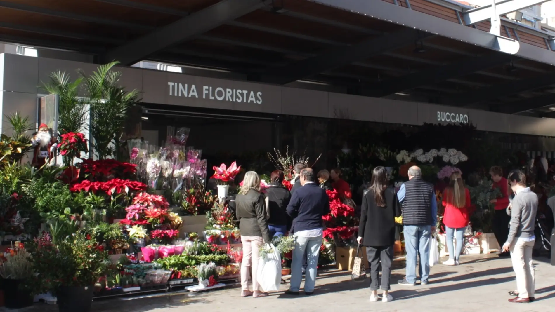 Puestos de flores en la Plaza 25 de Mayo