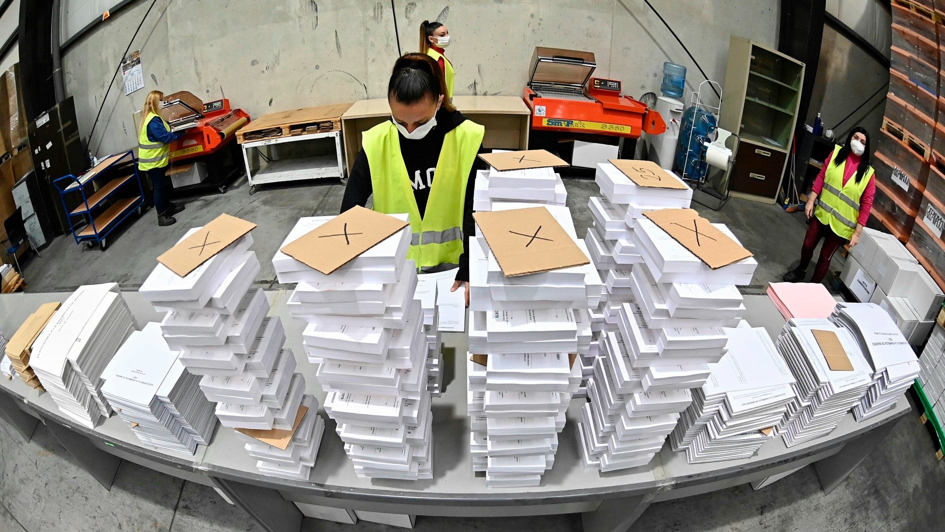 Desmontado el bulo sobre el vídeo en una oficina de Correos que pone en duda el sistema democrático Desmontado el bulo sobre el vídeo en una oficina de Correos que pone en duda el sistema democrático