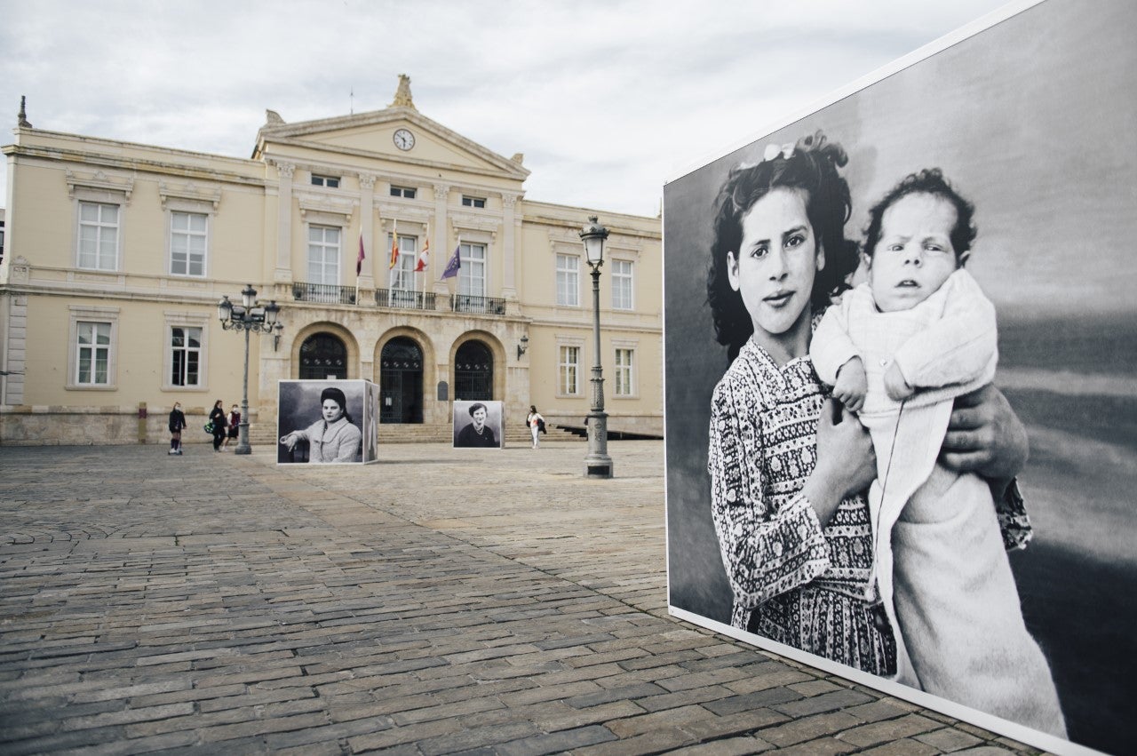 FIFCYL homenajea al fotógrafo palentino Álvaro de Castro Cea con una exposición en la plaza Mayor y una conversación este viernes acerca de su obra FIFCYL homenajea al fotógrafo palentino Álvaro de Castro Cea con una exposición en la plaza Mayor y una conversación este viernes acerca de su obra