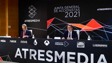 A la izquierda Silvio Gonzalez, Consejero Delegado de Atresmedia. A la derecha José Creuheras, presidente de Atresmedia