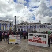 Protesta restricciones COVID-19 en la Plaza de España de Valdepeñas Protesta restricciones COVID-19 en la Plaza de España de Valdepeñas