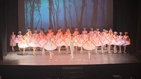 El Gran Teatro celebra el Día Internacional de la Danza con una adaptación de El lago de los cisnes, a cargo del conservatorio de Cácere El Gran Teatro celebra el Día Internacional de la Danza con una adaptación de El lago de los cisnes, a cargo del conservatorio de Cácere