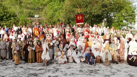 Los participantes posan tras la escenificación Los participantes posan tras la escenificación