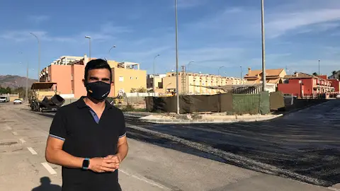 Antonio Meseguer, concejal de medioambiente, forma parte de una campaña de concienciación para todos los vecinos canino