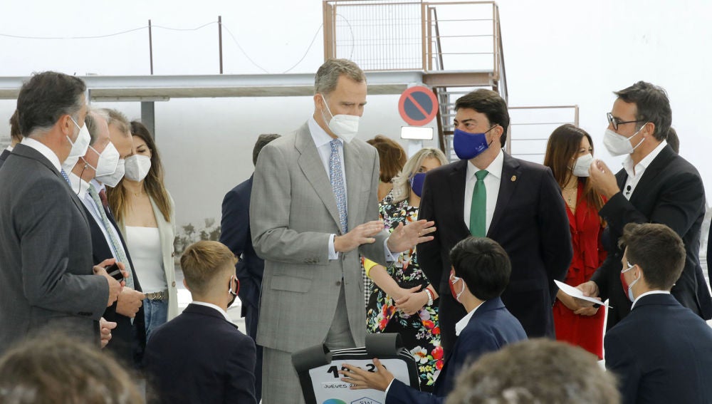 Felipe Vi conversa con un grupo de estudiantes
