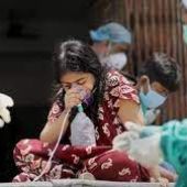 Una joven con oxigeno en India