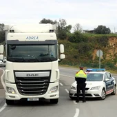 L’estat d’alarma permet aplica mesures com el confinament domiciliari o el toc de queda. L’estat d’alarma permet aplica mesures com el confinament domiciliari o el toc de queda.