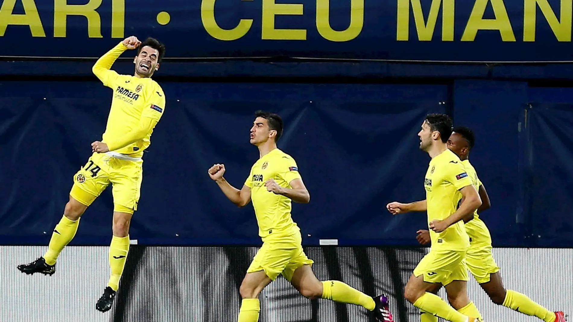 Los jugadores del Villarreal celebran el gol de Trigueros