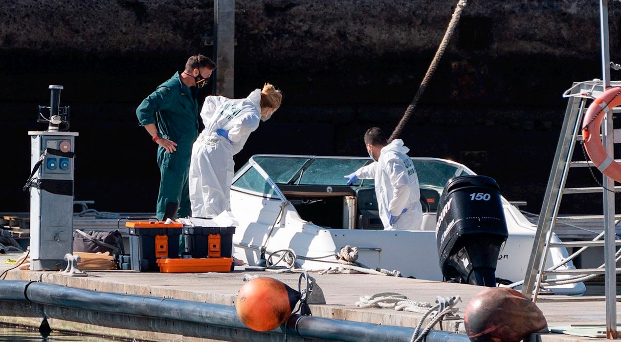 El operativo de búsqueda del padre y las dos niñas desaparecidos en Tenerife localiza una silla de bebé flotando en el mar El operativo de búsqueda del padre y las dos niñas desaparecidos en Tenerife localiza una silla de bebé flotando en el mar