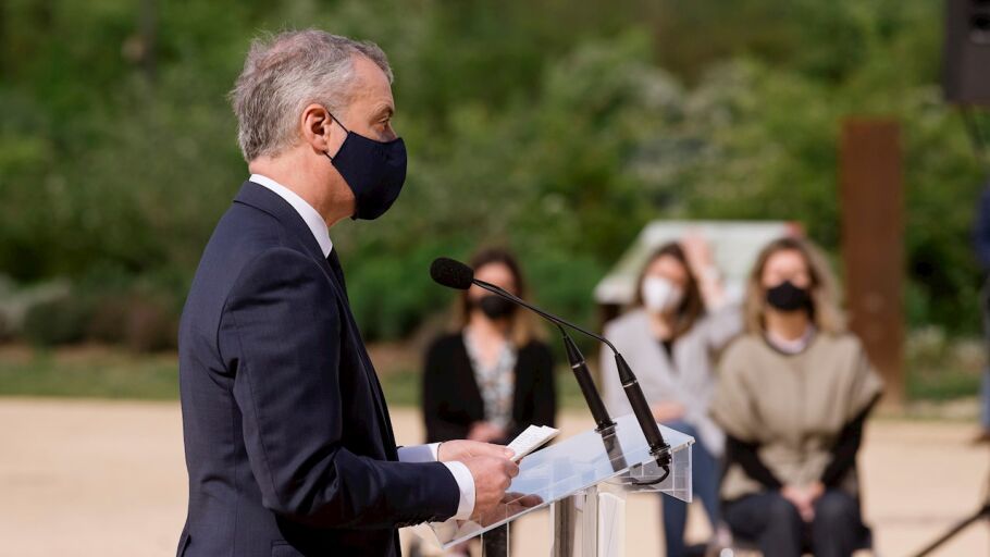 El lehendakari, I&ntilde;igo Urkullu, ofrece un discurso durante un acto de homenaje a las personas que han perdido a familiares y amigos a causa de la covid 