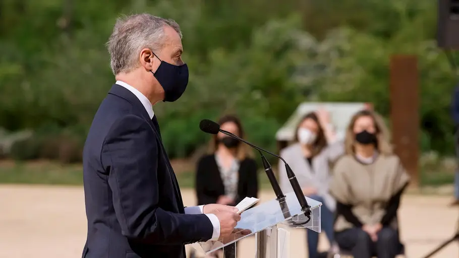 El lehendakari, Iñigo Urkullu, ofrece un discurso durante un acto de homenaje a las personas que han perdido a familiares y amigos a causa de la covid El lehendakari, Iñigo Urkullu, ofrece un discurso durante un acto de homenaje a las personas que han perdido a familiares y amigos a causa de la covid