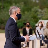 El lehendakari, Iñigo Urkullu, ofrece un discurso durante un acto de homenaje a las personas que han perdido a familiares y amigos a causa de la covid 
