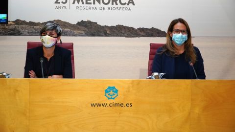 Elena Costa y Susana Mora son las responsables tur&iacute;sticas de Menorca.