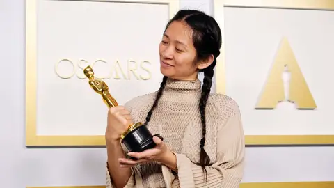 La directora de origen chino Chloé Zhao mira la estatuilla que le acredita como ganadora del Oscar a la Mejor Dirección por 'Nomadland' La directora de origen chino Chloé Zhao mira la estatuilla que le acredita como ganadora del Oscar a la Mejor Dirección por 'Nomadland'