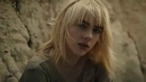 Billie Eilish, estrangulada por una serpiente en el videoclip de 'Your Power' Billie Eilish, estrangulada por una serpiente en el videoclip de 'Your Power'