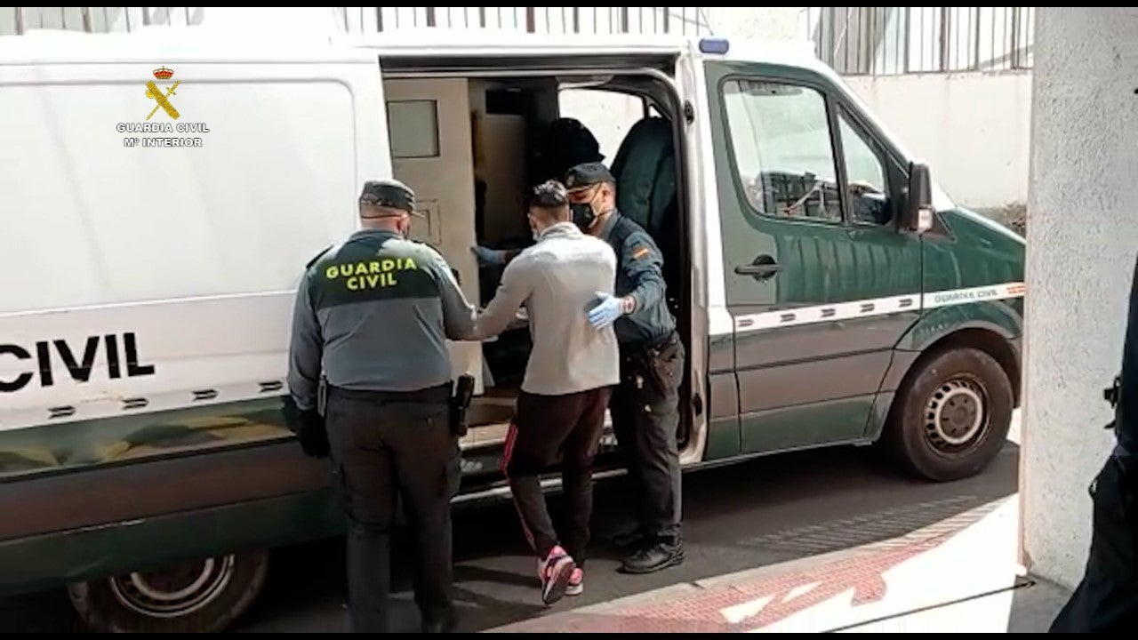 La Guardia Civil detiene a cuatro delincuentes minutos después de maniatar y robar a una mujer en su domicilio La Guardia Civil detiene a cuatro delincuentes minutos después de maniatar y robar a una mujer en su domicilio