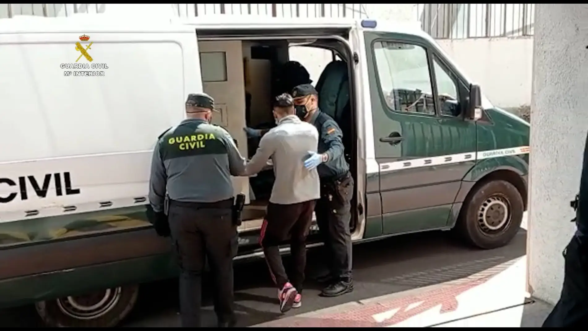 La Guardia Civil detiene a cuatro delincuentes minutos después de maniatar y robar a una mujer