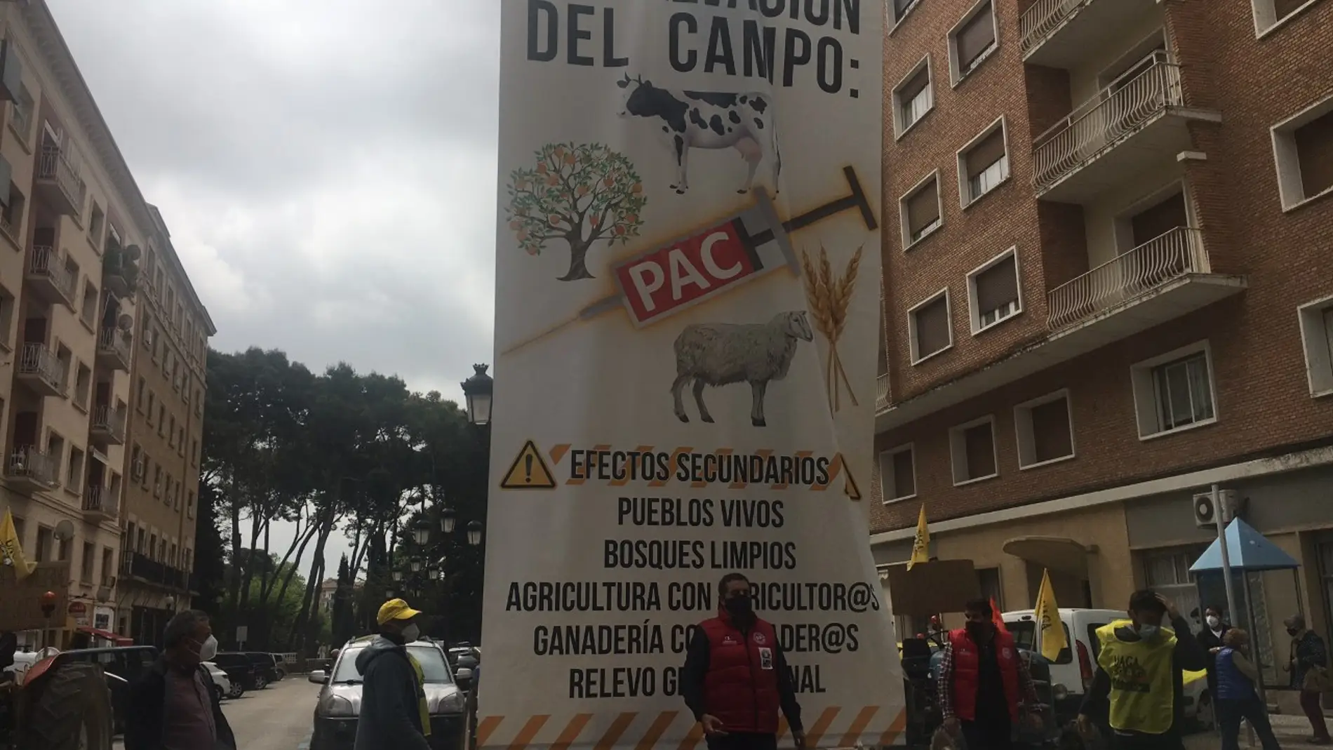 400 tractores recorren Huesca reivindicando un cambio en el modelo de la PAC