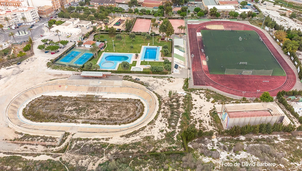 Imagen aérea de las instalaciones deportivas en el entorno del velódromo de Novelda,