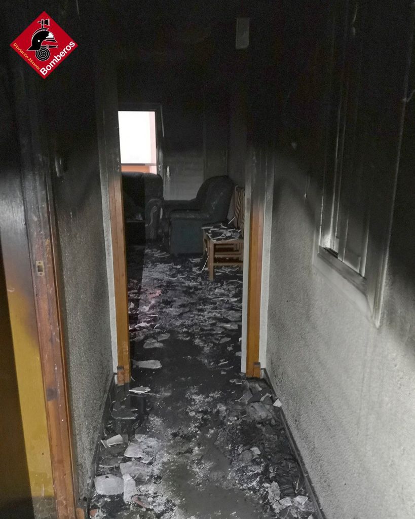 Los bomberos desalojan un edificio en Petrer a raíz del incendio de una vivienda Los bomberos desalojan un edificio en Petrer a raíz del incendio de una vivienda