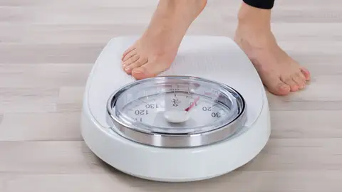 Pesarse en una báscula Pesarse en una báscula