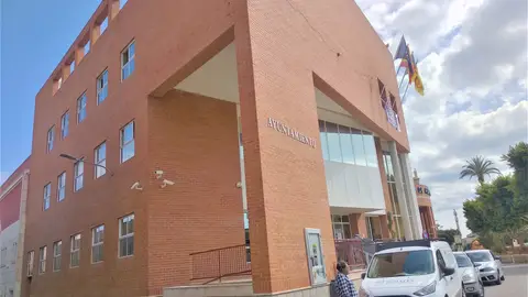 La concejala de Desarrollo Local, Miriam Trives, destaca la celeridad en resolver los expediente rojales
