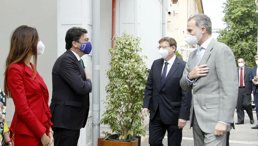 El rey saluda al alcalde de Alicante en compañía del presidente de la Generalitat y de la consellera de Innovación 