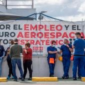 Más de 200 trabajadores de Airbus se encierran en la planta de Puerto Real, Cádiz, ante la amenaza de un posible cierre
