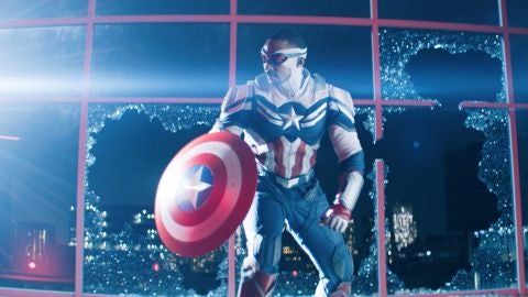 Anthony Mackie, caracterizado como Sam Wilson, luce el traje de Capit&aacute;n Am&eacute;rica en 'Falcon and the Winter Soldier'