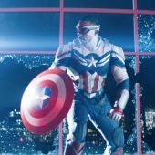 Anthony Mackie, caracterizado como Sam Wilson, luce el traje de Capitán América en 'Falcon and the Winter Soldier'