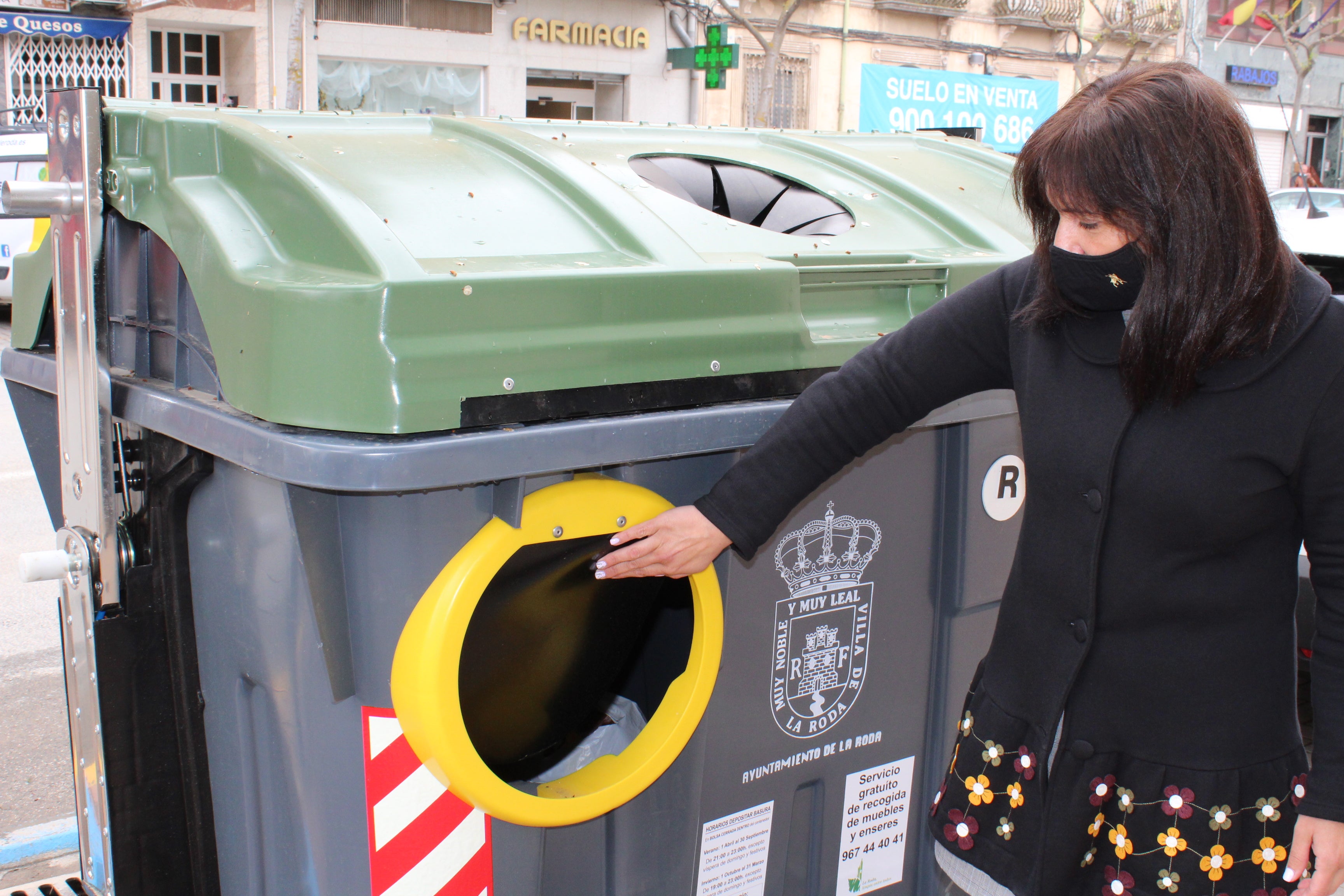 Los primeros contenedores accesibles para personas con movilidad reducida ya están instalados en La Roda Los primeros contenedores accesibles para personas con movilidad reducida ya están instalados en La Roda