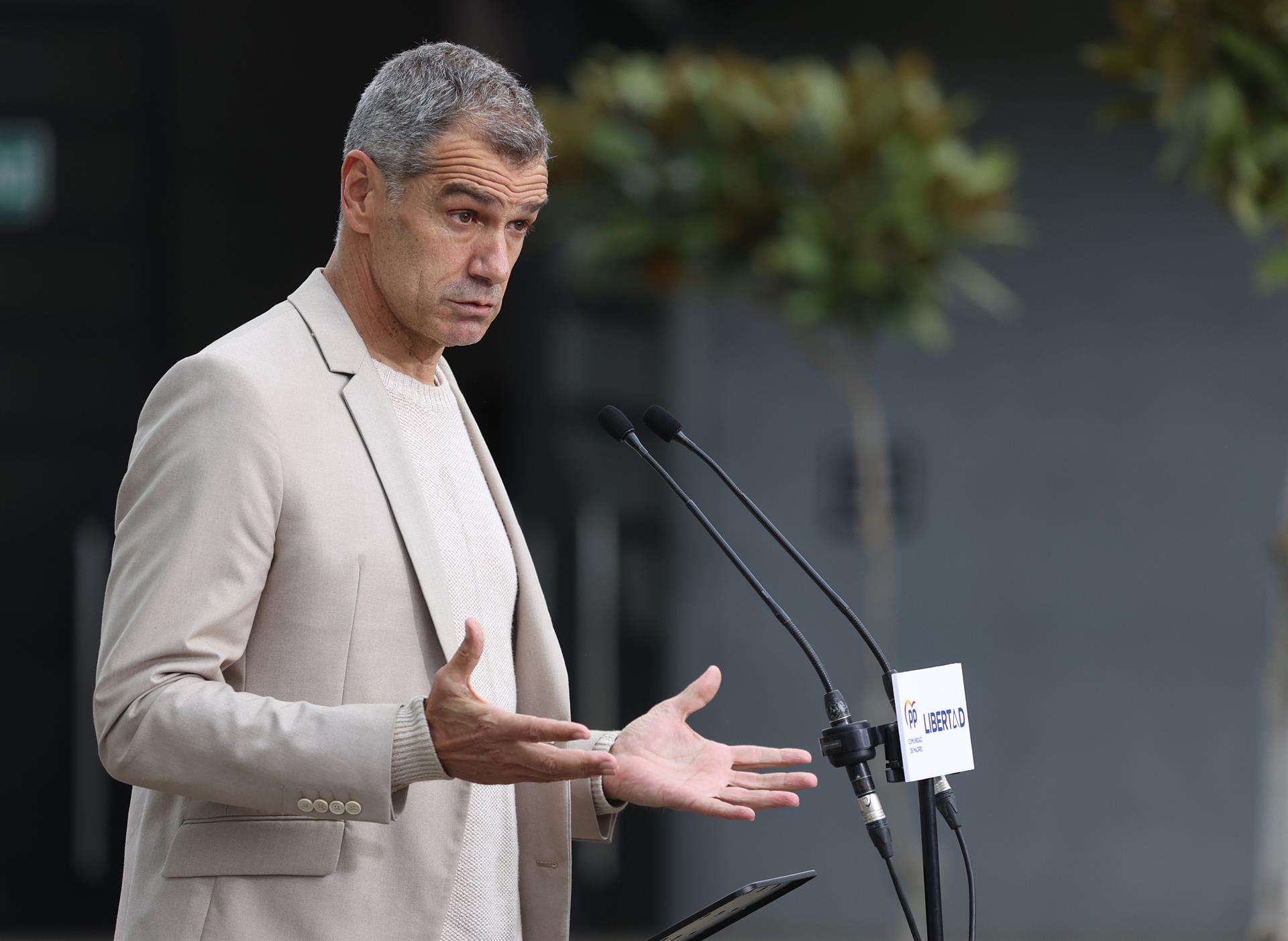 Las preguntas de Amón: "¿La oficina del español quiere decir que el español es Toni Cantó y que la oficina es su oficina?" Las preguntas de Amón: "¿La oficina del español quiere decir que el español es Toni Cantó y que la oficina es su oficina?"