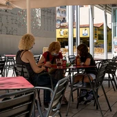 Cataluña relaja las restricciones en bares y restaurantes y mantiene el horario de toque de queda: estas son las medidas en vigor Cataluña relaja las restricciones en bares y restaurantes y mantiene el horario de toque de queda: estas son las medidas en vigor