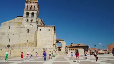 Vídeo: La Escuela de Danza "Smile" celebra el Día de la Danza con un video grabado en Paredes de Nava Vídeo: La Escuela de Danza "Smile" celebra el Día de la Danza con un video grabado en Paredes de Nava
