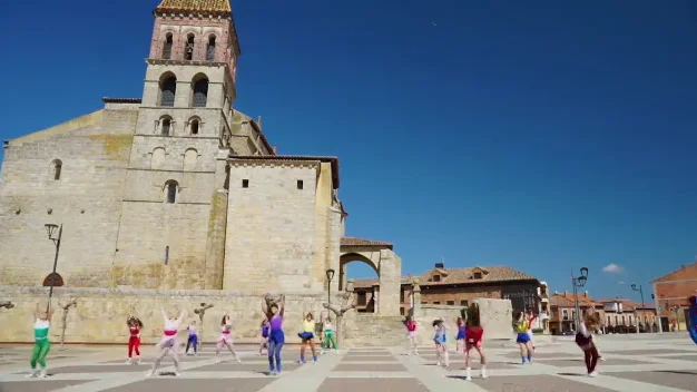 Vídeo: La Escuela de Danza "Smile" celebra el Día de la Danza con un video grabado en Paredes de Nava Vídeo: La Escuela de Danza "Smile" celebra el Día de la Danza con un video grabado en Paredes de Nava