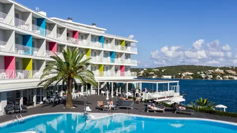 El hotel Carlos de Es Castell es uno de los establecimientos que ha iniciado este viernes la temporada. El hotel Carlos de Es Castell es uno de los establecimientos que ha iniciado este viernes la temporada.