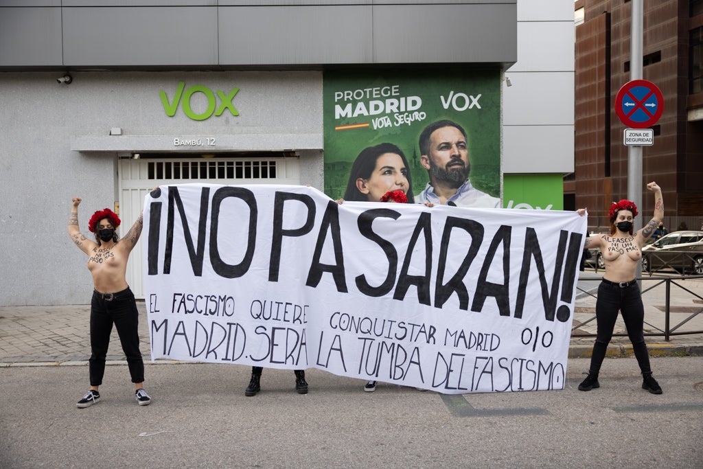 Activistas de Femen protestan frente a la sede de Vox en Madrid: "Al fascismo ni un paso más" Activistas de Femen protestan frente a la sede de Vox en Madrid: "Al fascismo ni un paso más"