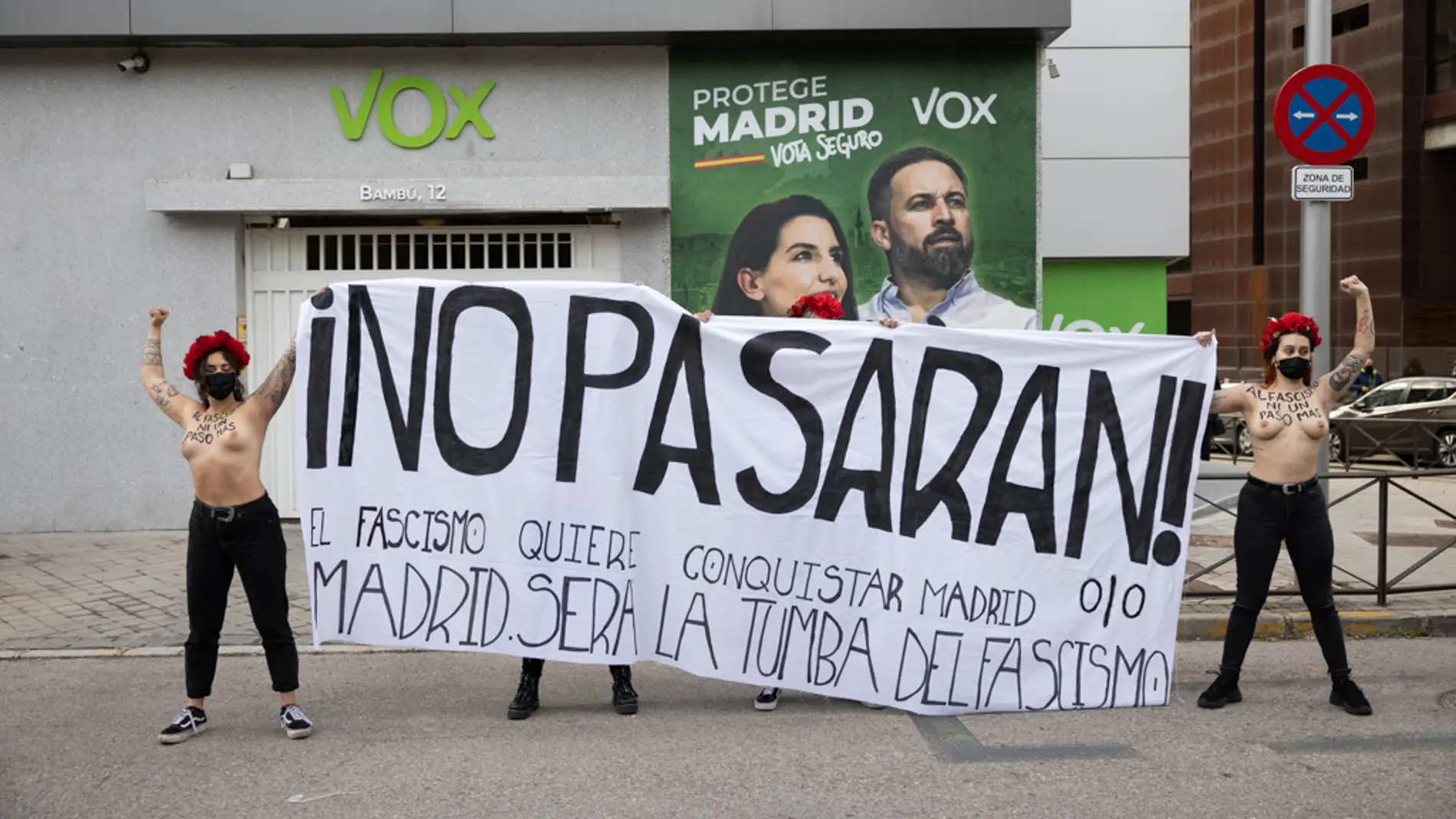 Activistas de Femen protestan frente a la sede de Vox en Madrid: "¡No pasarán!"