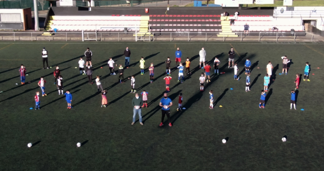 Eusebio González: "Estamos muy satisfechos por la respuesta de los vecinos de Parres y otros municipios a nuestra escuela de fútbol" Eusebio González: "Estamos muy satisfechos por la respuesta de los vecinos de Parres y otros municipios a nuestra escuela de fútbol"