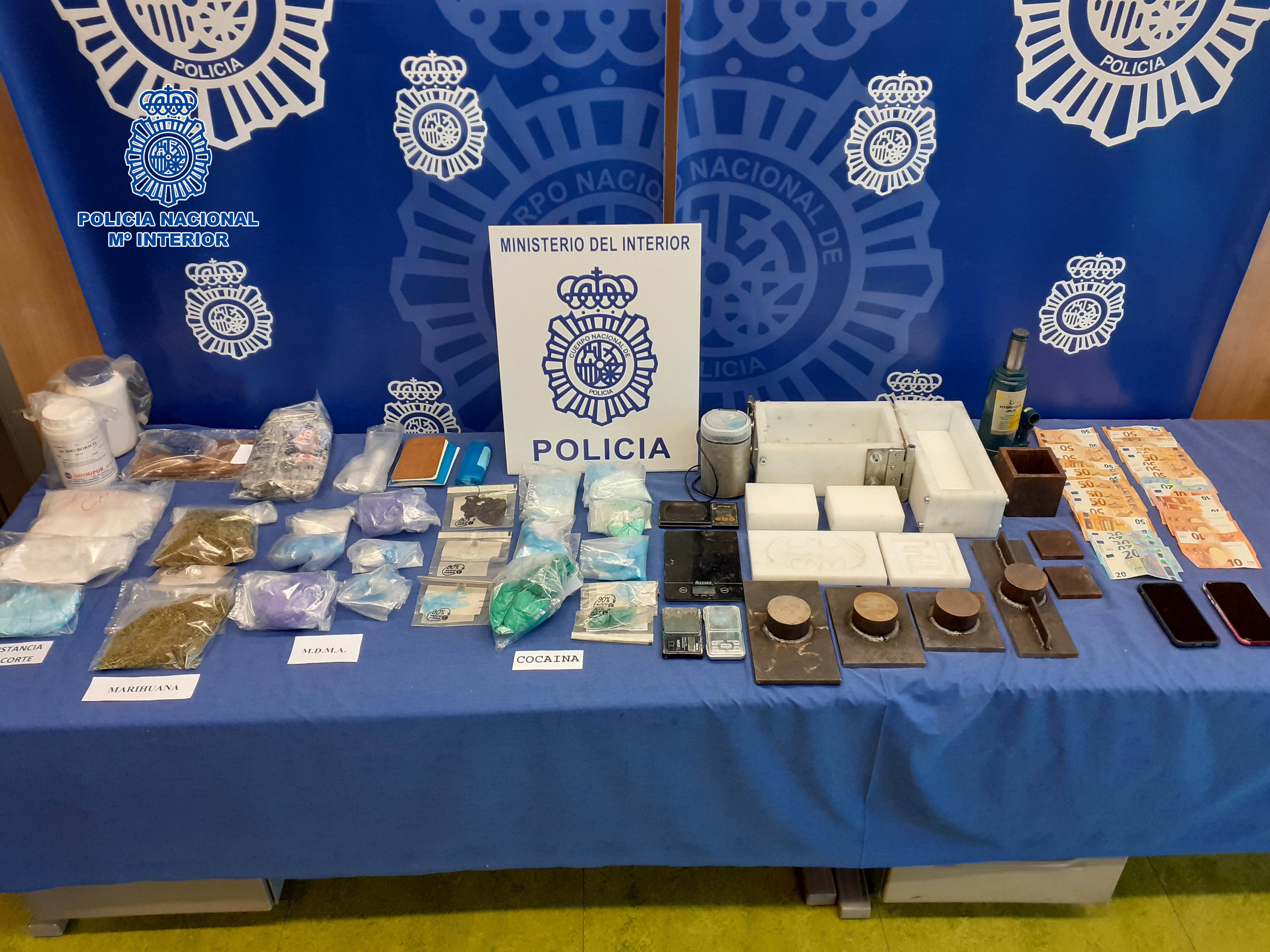 La Policía Nacional desarticula una banda dedicada a las peleas de gallos y distribución de droga La Policía Nacional desarticula una banda dedicada a las peleas de gallos y distribución de droga