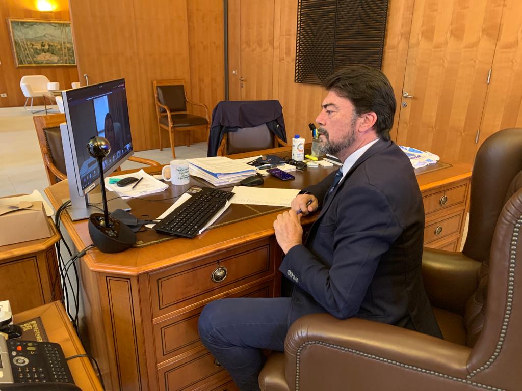 El Pleno del Ayuntamiento de Alicante arranca con la 'rotunda condena' del alcalde contra la violencia homófoba El Pleno del Ayuntamiento de Alicante arranca con la 'rotunda condena' del alcalde contra la violencia homófoba