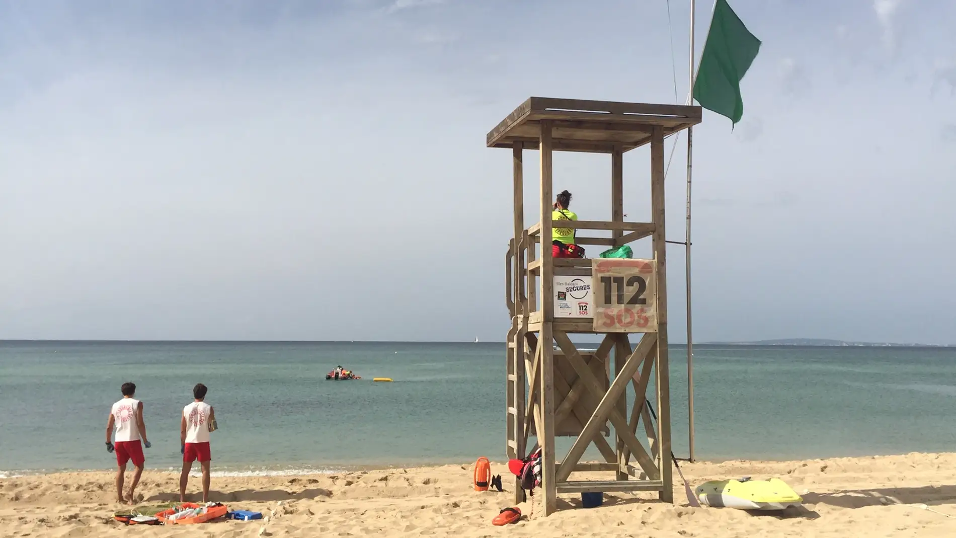 Varios socorristas vigilando una de las playas del litoral de Palma. 