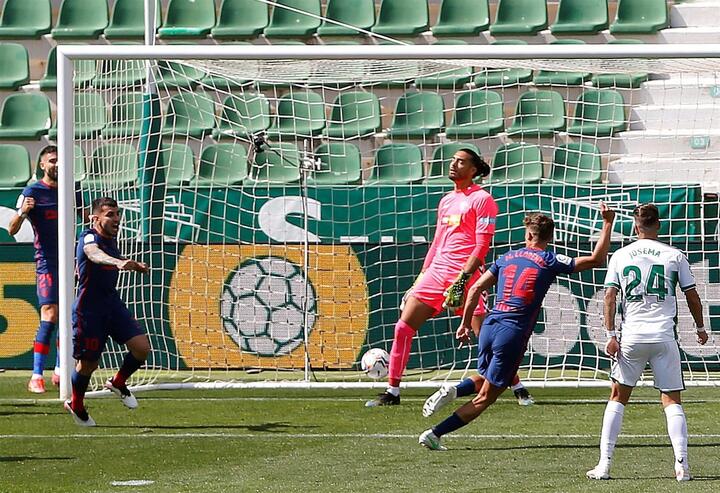 El Atlético consigue una sufrida victoria ante el Elche y sigue líder de LaLiga El Atlético consigue una sufrida victoria ante el Elche y sigue líder de LaLiga