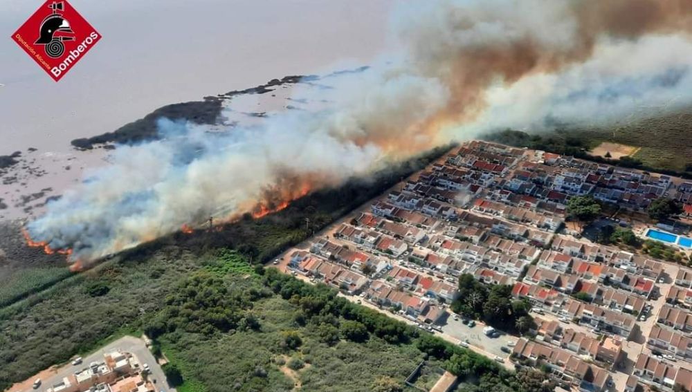 Afecta al Parque Natural Lagunas de la Mata, próximo a urbanizaciones de viviendas. El fuego ha obligado a activar el plan 1 del PEIF. Afecta al Parque Natural Lagunas de la Mata, próximo a urbanizaciones de viviendas. El fuego ha obligado a activar el plan 1 del PEIF.