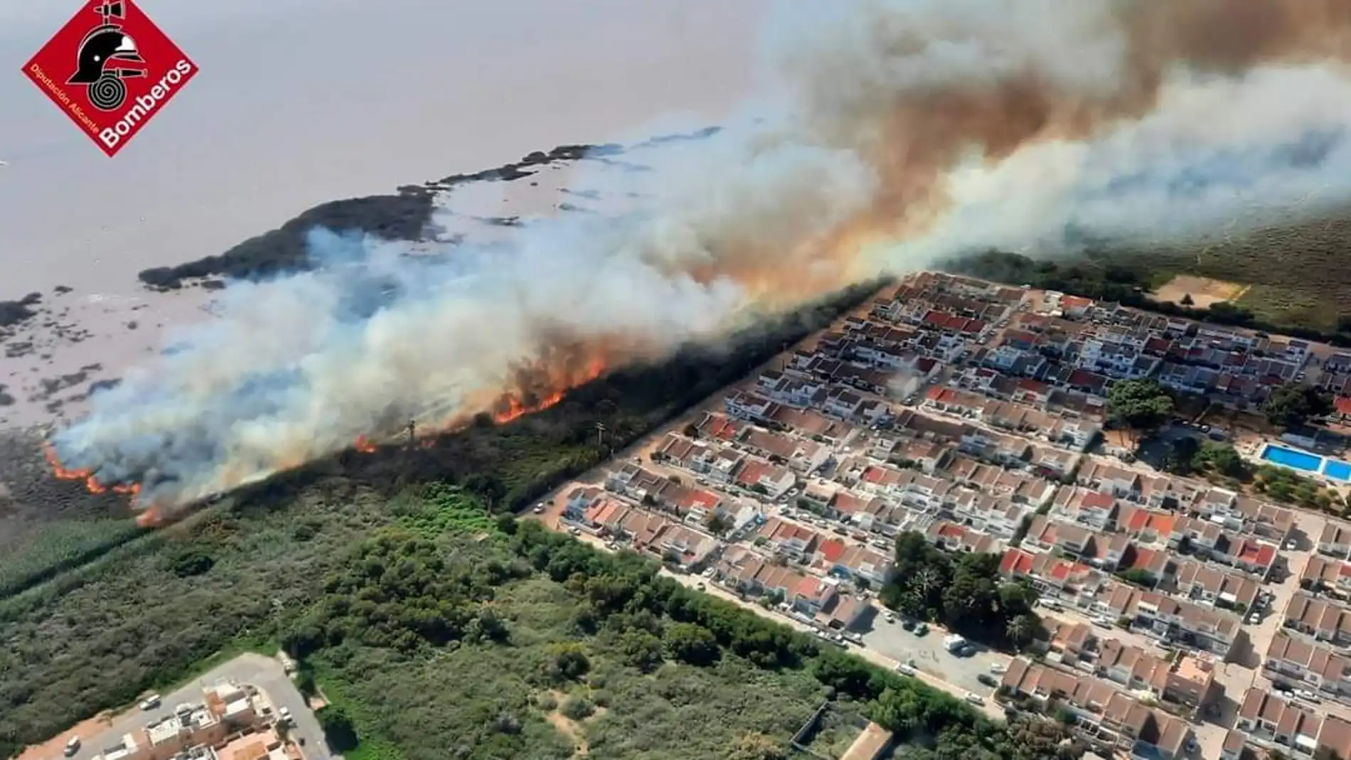 Afecta al Parque Natural Lagunas de la Mata, próximo a urbanizaciones de viviendas. El fuego ha obligado a activar el plan 1 del PEIF. 