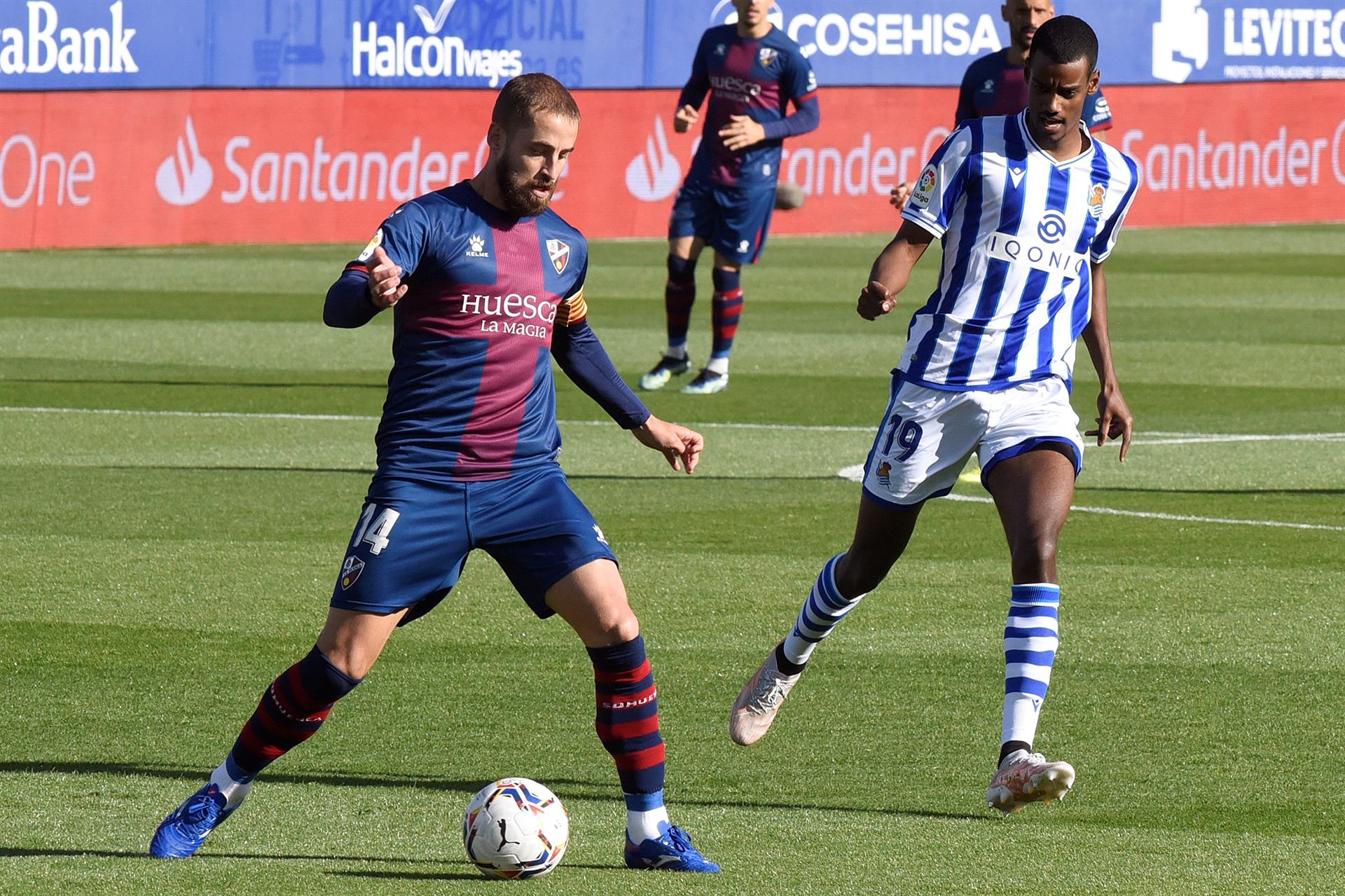 El Huesca gana con un gol en propia puerta de Elustondo El Huesca gana con un gol en propia puerta de Elustondo