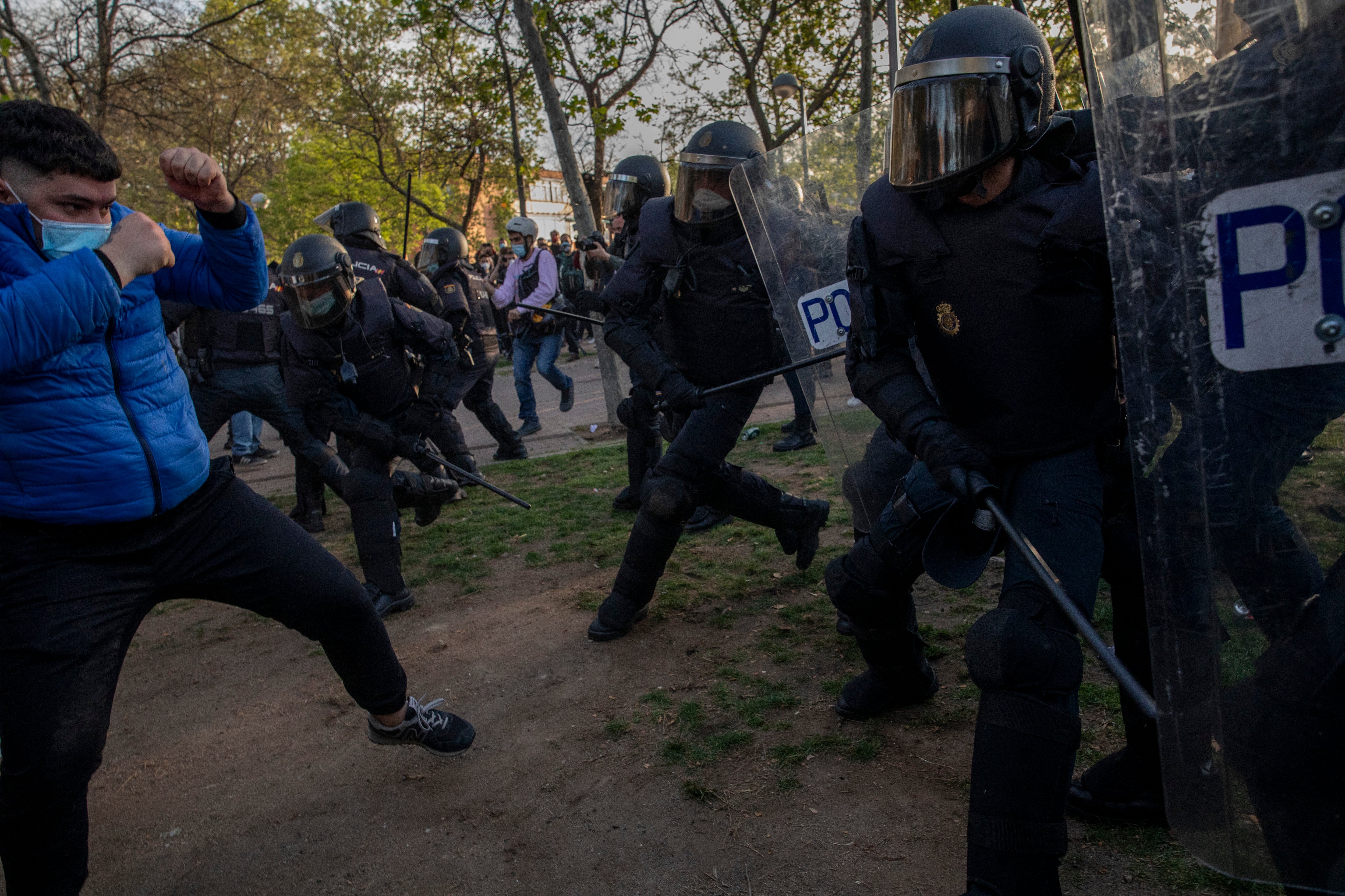Tertulia: ¿Se ha ocultado que dos de los detenidos en los incidentes de Vallecas pertenecen al entorno de Podemos? Tertulia: ¿Se ha ocultado que dos de los detenidos en los incidentes de Vallecas pertenecen al entorno de Podemos?