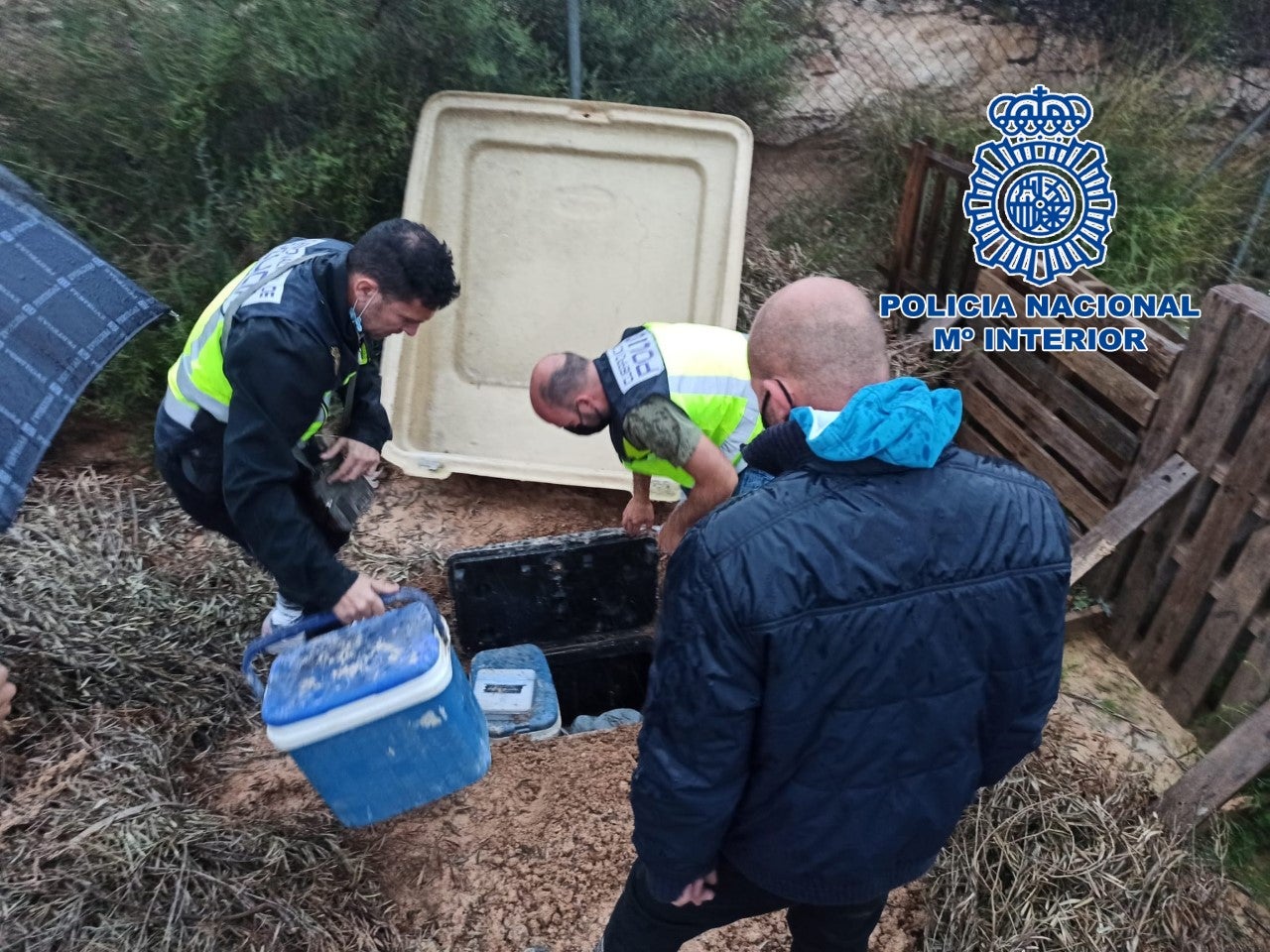 La Policía Nacional localiza un zulo con más de seis kilos de droga en un chalé de Elche La Policía Nacional localiza un zulo con más de seis kilos de droga en un chalé de Elche